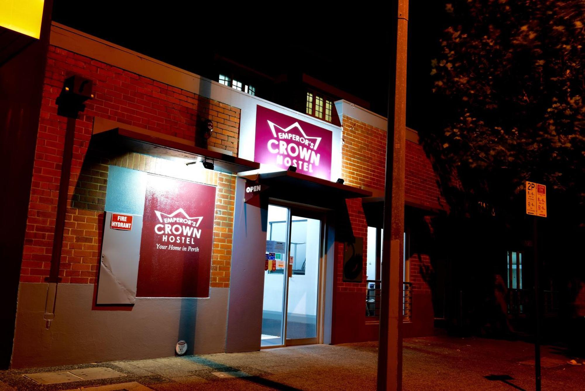 The Emperors Crown Hostel — Photos 1