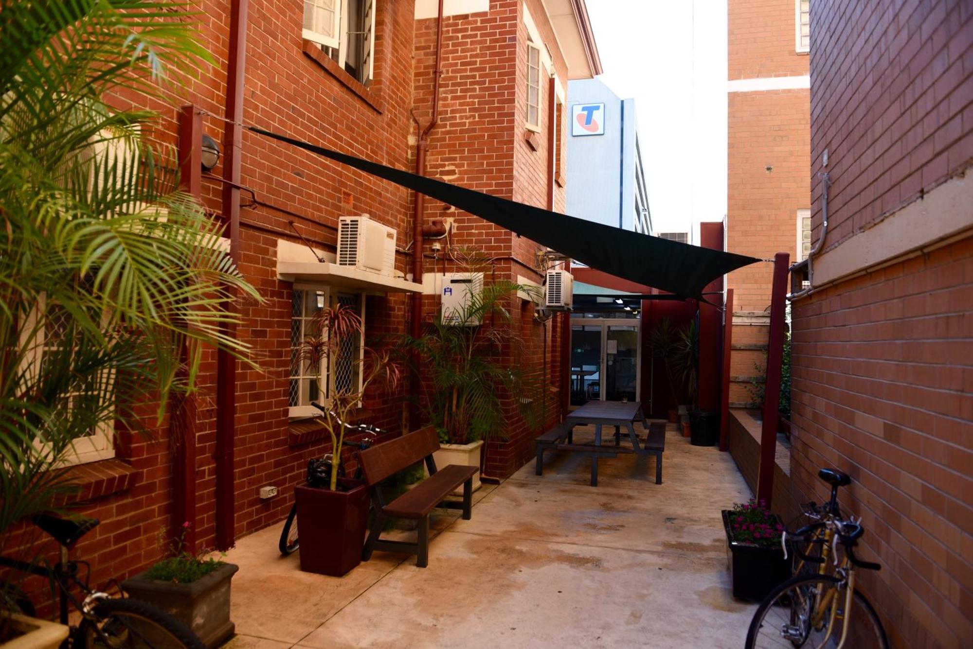 The Emperors Crown Hostel — Photos 2